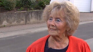 Ältere Frau lacht und freut sich