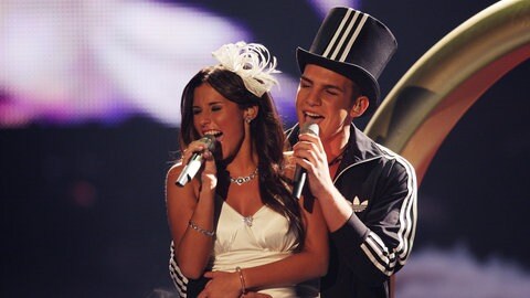 Die Schlagersängerin Sarah Engels mit Pietro Lombardi im Finale von DSDS 2011 (Foto: picture-alliance / Reportdienste, Rolf Vennenbernd) Die Schlagersängerin Sarah Engels mit Pietro Lombardi im Finale von DSDS 2011