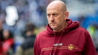 Torsten Lieberknecht (Trainer 1. FC Kaiserslautern) auf dem Weg zur Trainerbank