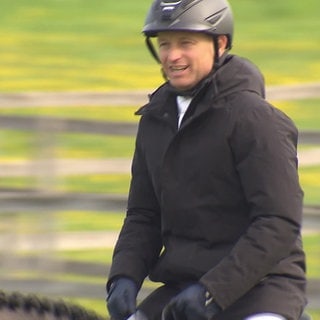 Michael Jung (Olympiasieger Vielseitigkeit) mit Nachwuchspferd auf Abreiteplatz