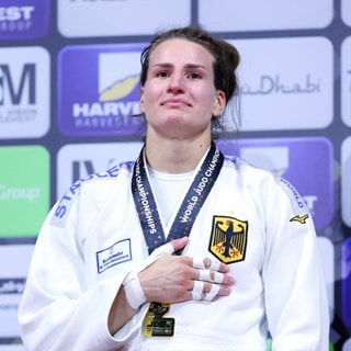 Judo-Weltmeisterin Anna-Maria Wagner aus Ravensburg bei der Siegerehrung in Abu Dhabi.