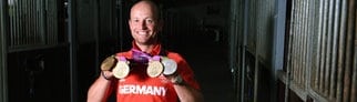 Vielseitigkeitsreiter Michael Jung präsentiert seine Medaillen von den Olympischen Spielen 1012 in London und von den Olympischen Spielen 2016 in Rio de Janeiro.