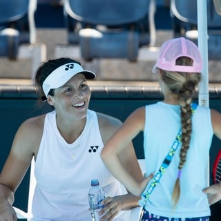 Tatjana Maria im Gespräch mit ihrer Tochter Charlotte