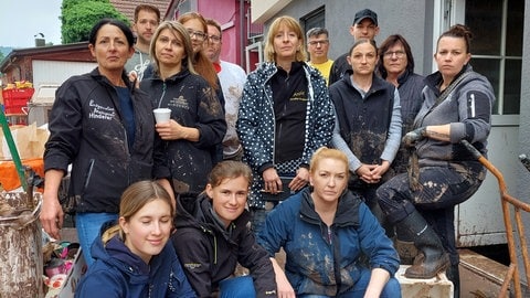 Familie und Angestellte der Rudersberger Metzgerei Hinderer: dreckverschmiert bei den Aufräumarbeiten nach dem Hochwasser. SWR1 Neuanfang: Werner und Dorothe: Nach der Flut – Aufbauen und Weitermachen! Sommer 2024: Dauerregen in BW. In Rudersberg zerstört ein Hochwasser die Metzgerei von Werner und Dorothe, einem Familienbetrieb seit sieben Generationen. Doch sie bauen alles wieder auf. (Foto: privat) Familie und Angestellte der Rudersberger Metzgerei Hinderer: dreckverschmiert bei den Aufräumarbeiten nach dem Hochwasser. SWR1 Neuanfang: Werner und Dorothe: Nach der Flut – Aufbauen und Weitermachen! Sommer 2024: Dauerregen in BW. In Rudersberg zerstört ein Hochwasser die Metzgerei von Werner und Dorothe, einem Familienbetrieb seit sieben Generationen. Doch sie bauen alles wieder auf.