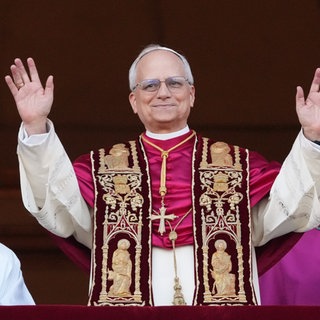 Der neu gewählte Papst Leo XIV., der US-Amerikaner Robert Prevost, winkt nach dem Konklave auf dem Balkon des Petersdoms im Vatikan.