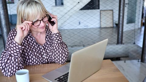 Eine Frau arbeitet flexibel von Zuhause aus. 