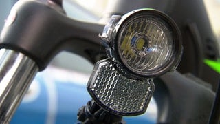 Frontlampe an einem Fahrrad | Warum die richtige Fahrradbeleuchtung so wichtig ist
