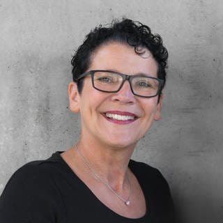 Industriedesignerin Petra Kurz-Ottenwälder spricht in SWR1 Leute über Desing aus Schwäbisch Gmünd und ihre Design-Agentur. Schwäbisch Gmünd ist eine namhafte Adresse für Industriedesign, nicht zuletzt durch die Historie mit dem Deutschen Werkbund und dem Bauhaus.