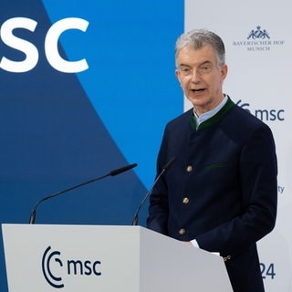 Diplomat Christoph Heusgen. "Frieden durch Dialog" ist Christoph Heusgens Motto. Als ehemaliger Vorsitzender der Münchner Sicherheitskonferenz ist er ein Experte für die Krisenherde dieser Welt. In SWR1 Leute sprechen wir mit ihm über die aktuelle Sicherheitslage in der Welt