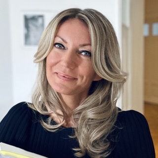 Estell Baumann, Anwältin für Familienrecht schaut lächelnd in die Kamera.