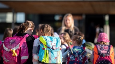 Kinder stehen in einer Grundschule auf dem Hof. (Foto: dpa Bildfunk, Picture Alliance) Kinder stehen in einer Grundschule auf dem Hof.