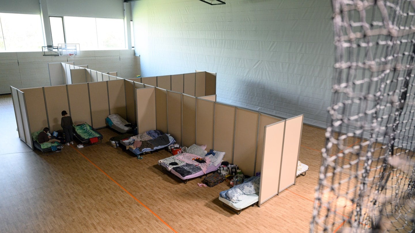 Blick in die Turnhalle des Gymnasiums Bürgerwiese, die derzeit als Notunterkunft für geflüchtete Menschen aus der Ukraine genutzt wird.