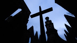 Am 25. Januar wird eine Studie veröffentlicht, die sexuellen Missbrauch in der evangelischen Kirche in Deutschland (EKD) beleuchtet. Zu sehen ist hier ein Kreuz in der Aegidienkirche der evangelisch-lutherischen Marktkirchengemeinde.