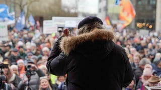 Hinter dem Rednerpult einer "Querdenken"-Demonstration in Karlsruhe
