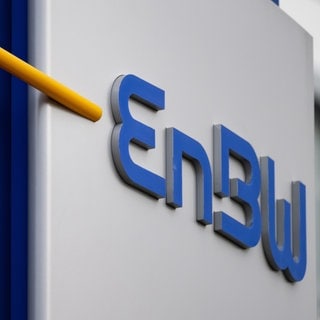 Das Logo des Energiekonzerns EnBW ist an einem Display zu sehen.