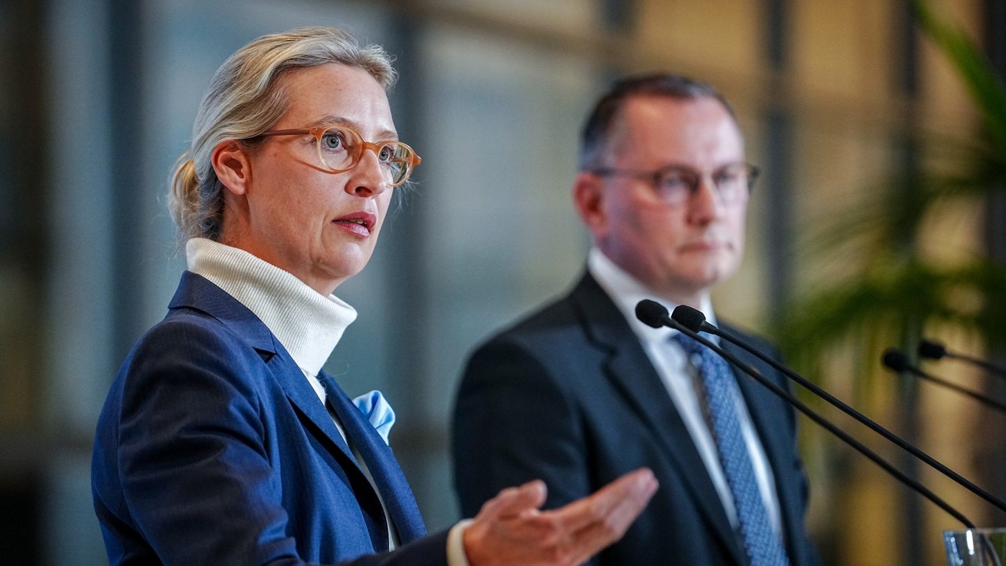 Alice Weidel, Bundes- und Fraktionsvorsitzende der AfD, und Tino Chrupalla, AfD-Bundesvorsitzender und Fraktionsvorsitzender der AfD sind nicht begeistert über die Einstufung der AfD als 