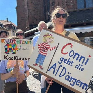 In Heidelberg demonstrieren Menschen am Sonntag gegen rechte Hetze und für ein Verbot der AfD.