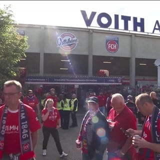 Fans vor der Voith-Arena in Heidenheim
