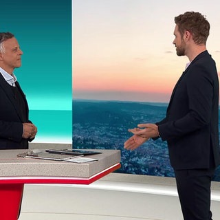 Nachrichtensprecher Georg Bruder mit Henning Otte im Studio