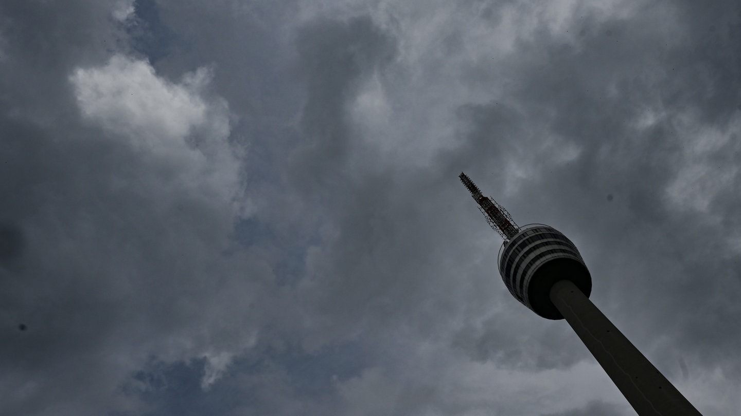 Dunkle Wolken über dem Stuttgarter Fernsehturm. (Symbolbild)