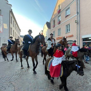 96 Blutreitergruppen und Musikkapellen ziehen beim Blutritt 2024 durch Weingarten.