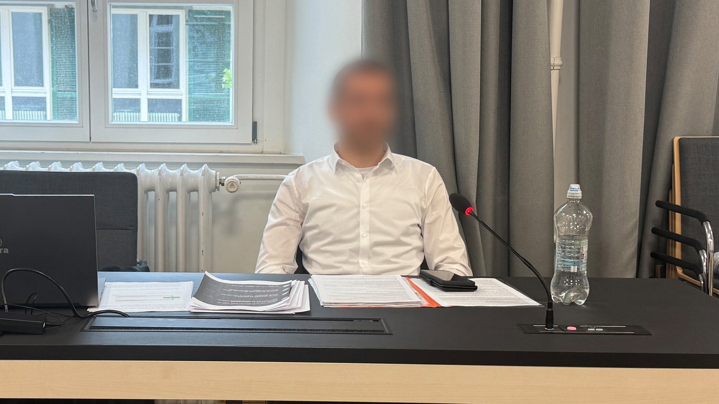 Ein 26-Jähriger sitzt vor dem Landgericht Ravensburg auf der Anklagebank. Dem Mann wird unter anderem Genitalverstümmlung vorgeworfen.