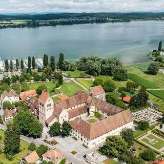 Das Münster mit Klostergebäude auf der Insel Reichenau.