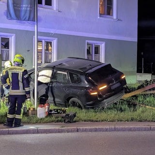 Mit dem Auto gegen die Hauswand eines Gasthofs - der Fahrer war alkoholisiert.