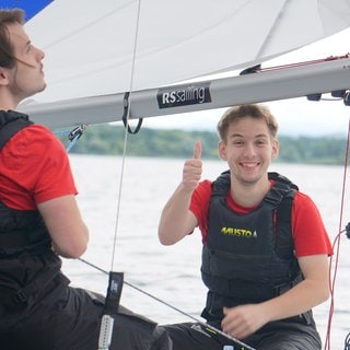 Menschen mit Beeinträchtigung lernen bei den inklusiven Segeltagen auf dem Bodensee das segeln.