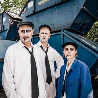 Die drei Hauptcharaktere der "Dreigroschenoper". Das Theater Konstanz spielt den Klassiker beim Münsterplatz Open Air. 