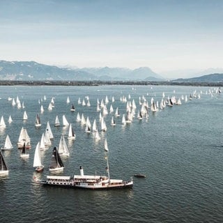 Der Startschuss zur Segelregatta RUND UM am Bodensee fällt auf dem historischen Dampfschiff "Hohentwiel" vor Lindau (Archivbild)