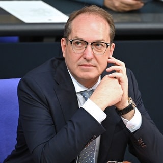 Alexander Dobrindt (CSU), Bundesinnenminister, sitzt im Plenarsaal des Bundestags.