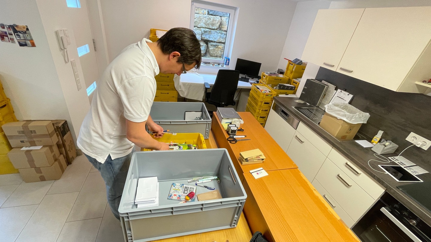 Markus Elsässer sortiert den Inhalt ersteigerter Boxen der Post.