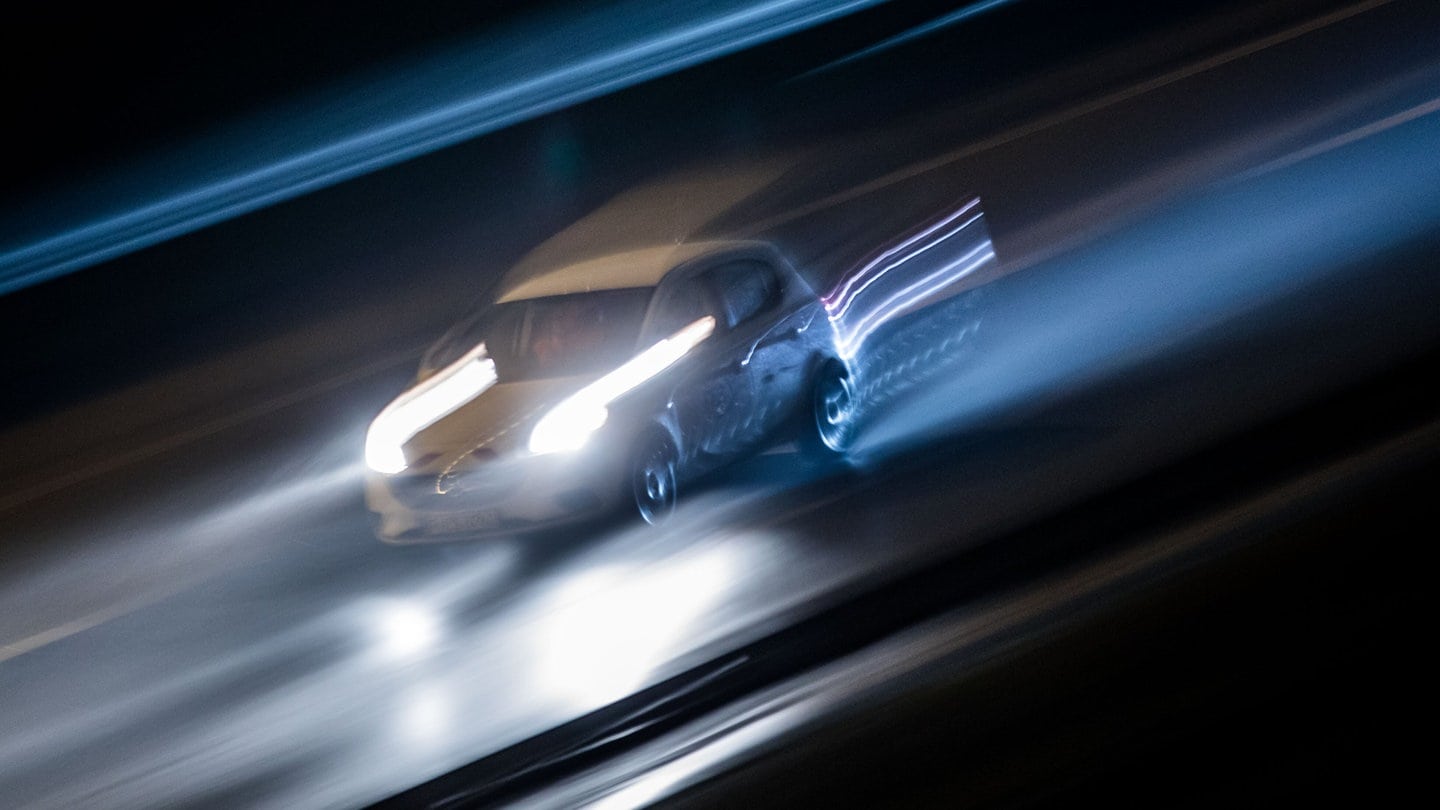 Ein Auto rast in der Nacht über eine Straße. Ein Falschfahrer auf der A81 hat bei Großrinderfeld für eine Sperrung und Fahndung gesorgt.