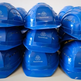 Schutzhelme mit dem Schriftzug "Thyssenkrupp". Im Raum Heilbronn plant das Unternehmen einen Stellenabbau. Kritik kommt von der IG Metall und dem Betriebsrat.
