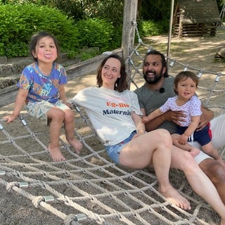 Eltern mit zwei Kindern auf den Spielplatz: Benedict und Laura teilen sich ihre Elternschaft gleichberechtigt. Benedict sieht es für sich als Vater als Chance, dass es keinen Mutterinstinkt gibt.