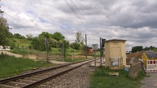Bahnübergang in Zeutern, an dem sich im März der tragische Zusammenstoß einer Stadtbahn mit einem Tanklaster ereignet hat.