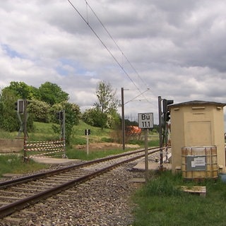 Bahnübergang in Zeutern, an dem sich im März der tragische Zusammenstoß einer Stadtbahn mit einem Tanklaster ereignet hat.