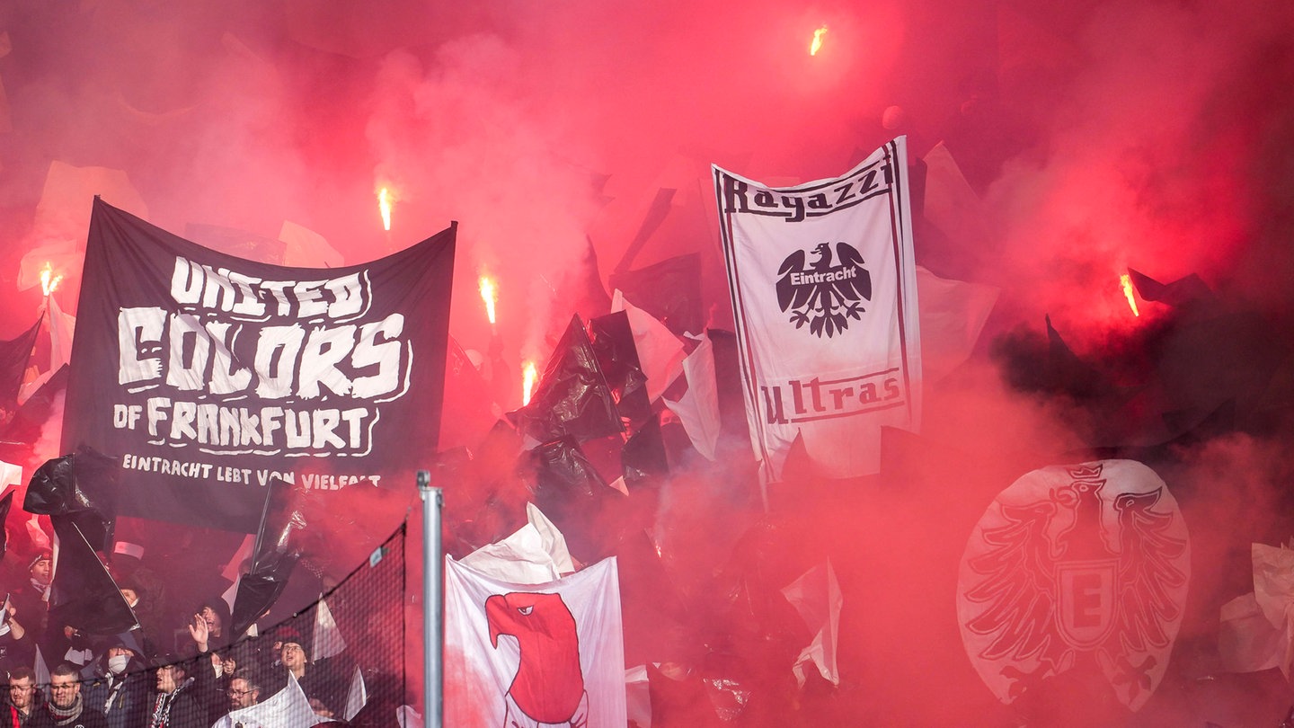 Fans des Fußballvereins Eintracht Frankfurt mit Pyrotechnik.
