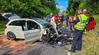 Bei einem Unfall auf der Landstraße zwischen Östringen und Odenheim im Landkreis Karlsruhe ist am Freitagmorgen eine Frau gestorben.