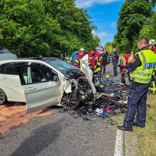 Bei einem Unfall auf der Landstraße zwischen Östringen und Odenheim im Landkreis Karlsruhe ist am Freitagmorgen eine Frau gestorben.