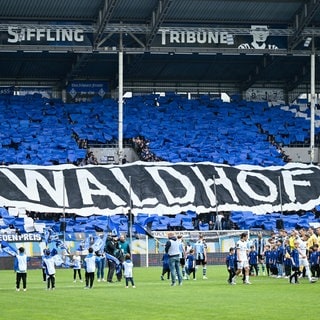 Fans des SV Waldhof Mannheim bei einer Choreo auf der Otto-Siffling-Tribüne