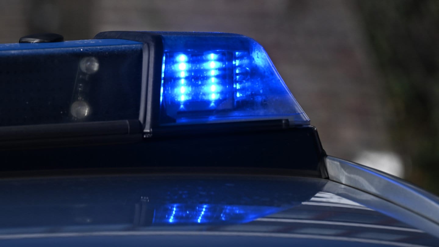 Blaulicht eines Polizeiautos (Symbolbild)