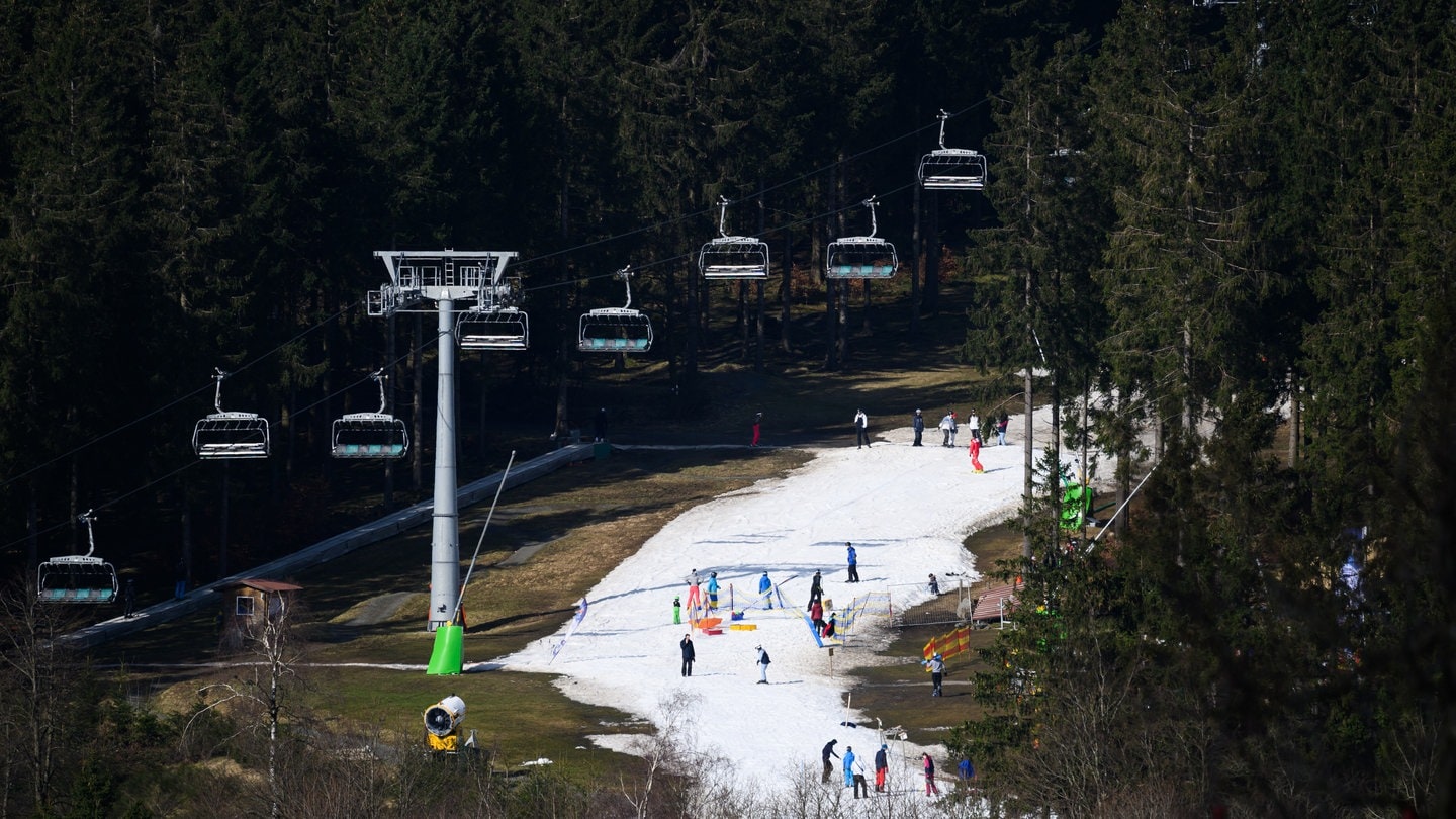 Skipiste mit Lift und mit wenig Schnee