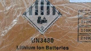 Lithium-Ionen-Batterien oder -Akkus können gefährliche Brände verursachen.