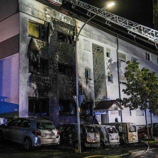 Bei einem Brand in Schönaich (Kreis Böblingen) wurden mehrere Autos und die Fassade eines Hauses zerstört.
