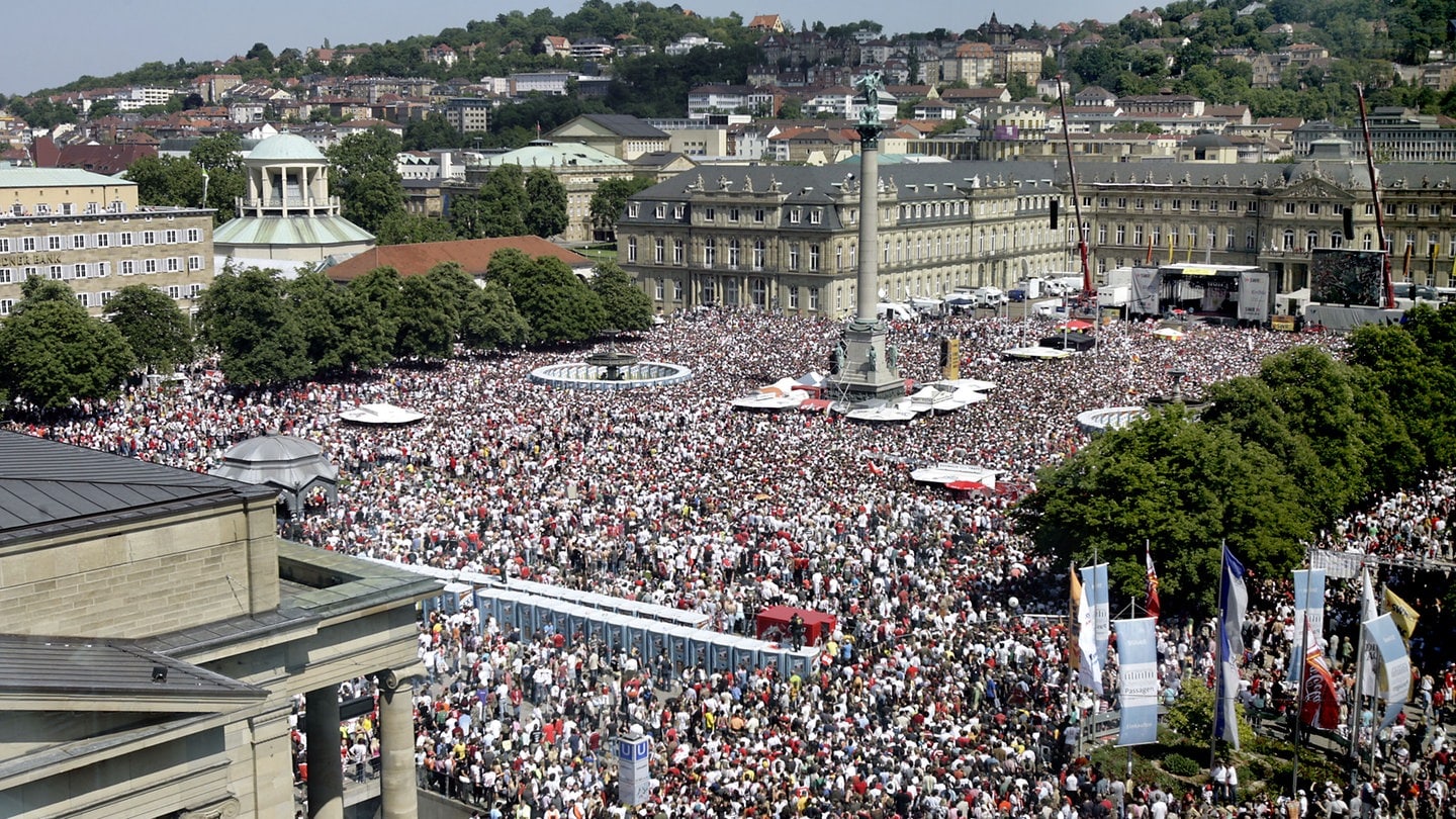 Bereits 2007 verfolgten zahlreiche VfB-Fans ein wichtiges Spiel auf dem Stuttgarter Schlossplatz. Es war das entscheidende Spiel gegen Cottbus vor der Meisterschaft.