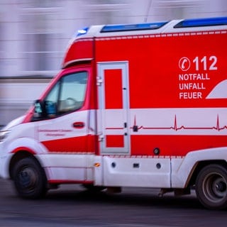 Feuerwehrauto fährt durch die Innenstadt (Symbolbild).