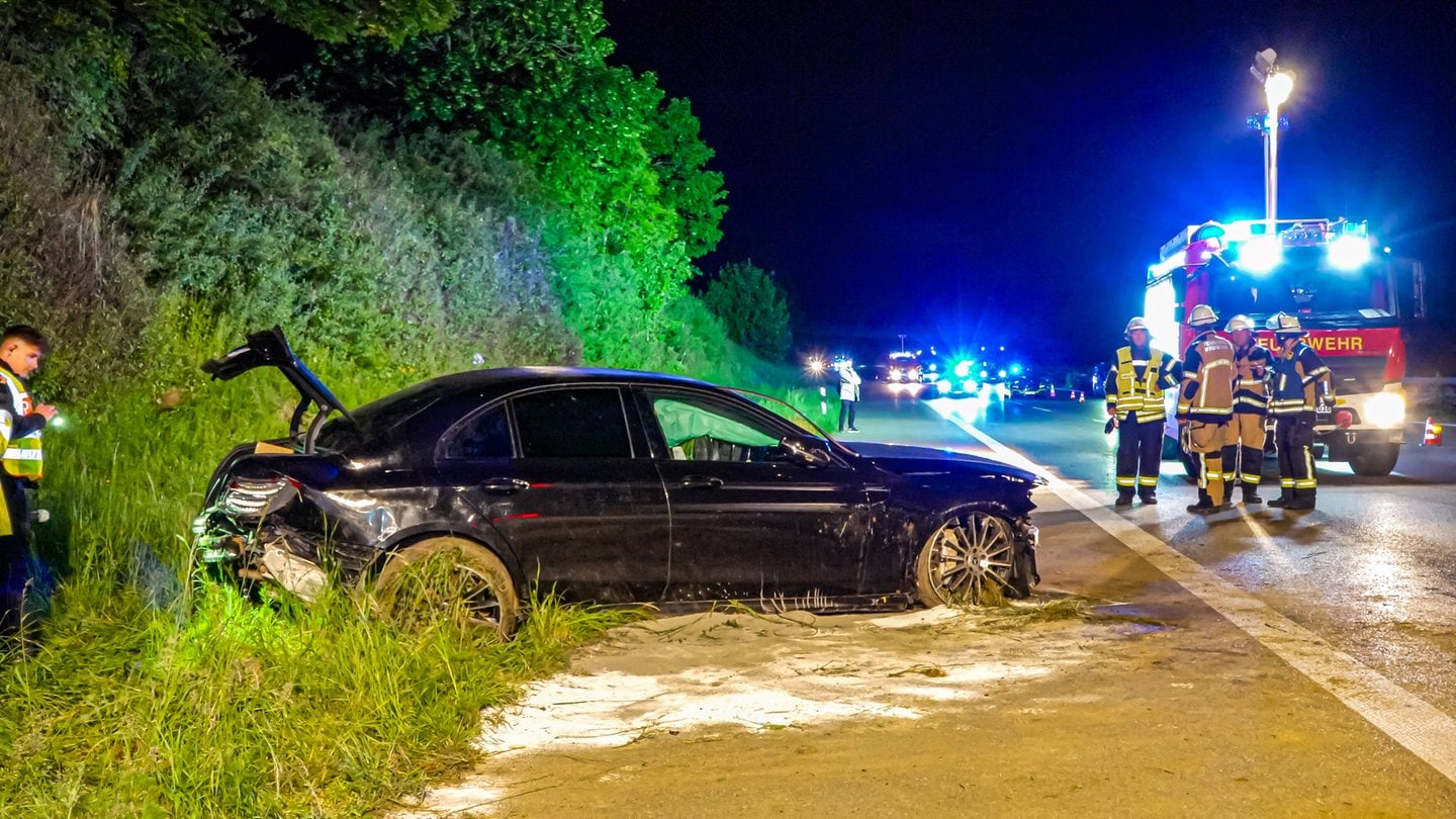 ein Mercedes, nachdem sich der Fahrer mit ihm mehrfach auf der A8 bei Kirchheim/Teck (Kreis Esslingen) überschlagen hat