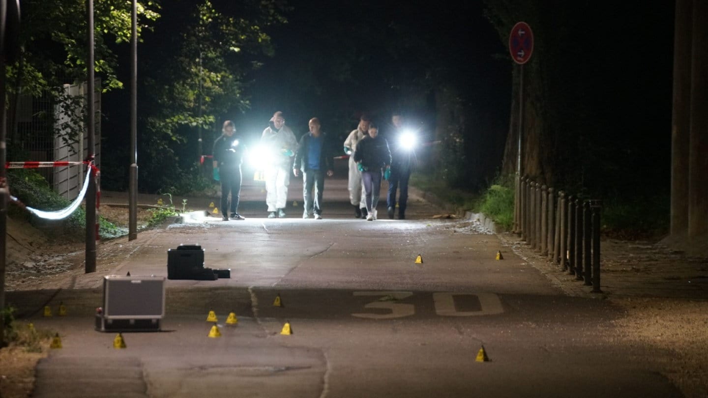 Einsatzkräfte sichern Spuren nach Schüssen in Göppingen.